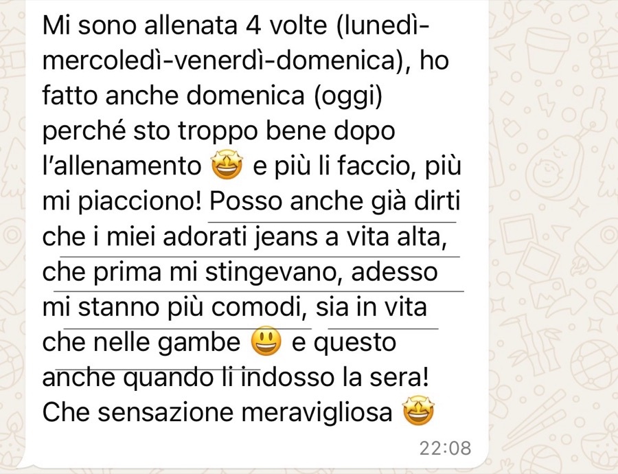 Messaggio WhatsApp di una cliente: i jeans a vita alta ora sono comodi