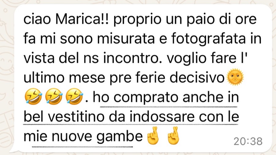 Messaggio WhatsApp di una cliente: ha comprato un vestitino da indossare con le nuove gambe