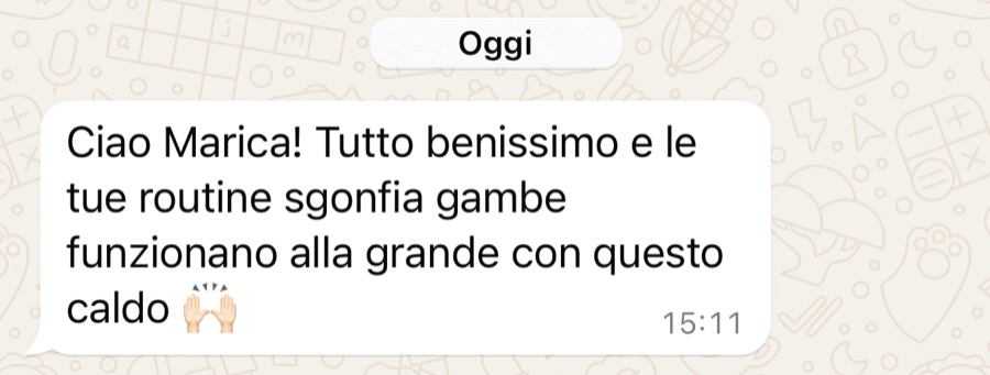 Messaggio WhatsApp di una cliente: la routine sgonfia gambe funziona anche con il caldo
